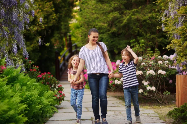 Jonge vrouw tijd doorbrengen met de kinderen in de natuur — Stockfoto