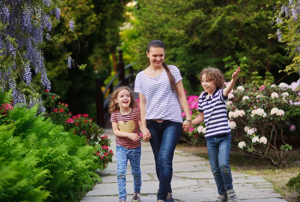 Jonge moeder met kinderen om te brengen het weekend in de natuur — Stockfoto