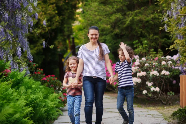 Moeder met twee kinderen naar een weekend doorbrengen in het park — Stockfoto