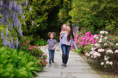 Doğa içinde hafta sonu geçirmek için çocuk genç anne