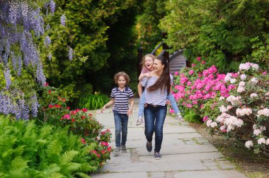 Doğada bir hafta sonu geçirmek için çocuk anne