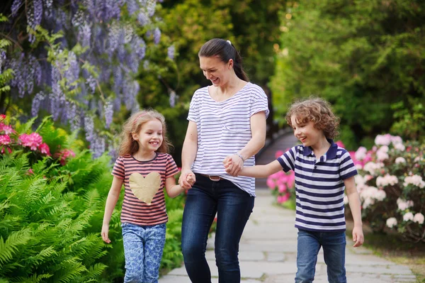 Familie wandeling in het park van de zomer — Stockfoto