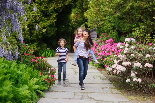 Kinderen met moeder op een wandeling in het park — Stockfoto