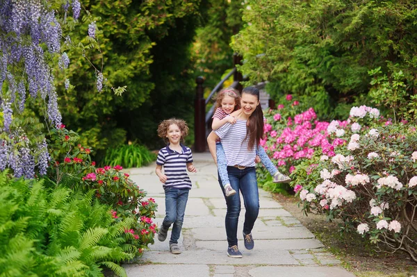 Mãe com dois filhos em um passeio no jardim japonês — Fotografia de Stock