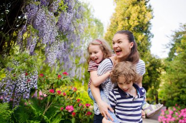 Anne ve iki çocuğu rahatlatıcı Park
