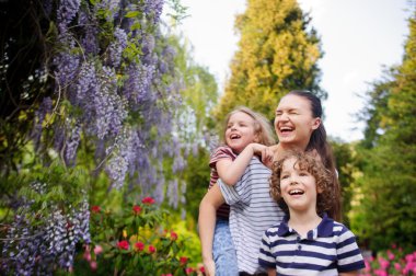İki çocuklu genç kadın parkta yürümek