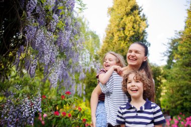 İki çocuk anne Parkta yürümek
