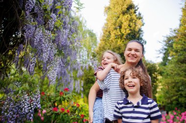 Anne ile kızı ve oğlu yaz parkta yürüyüş