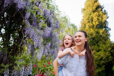 Kızı bir yaz parkta genç kadınla