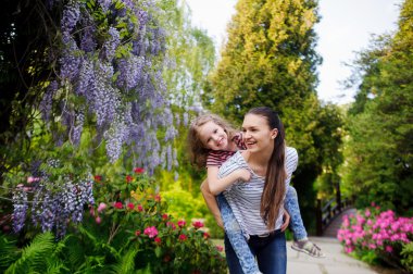 Kızı bir yaz parkta genç kadınla