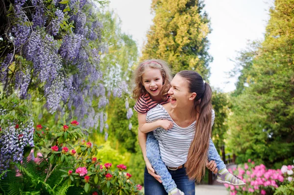 Çiçekli Bahçe, küçük bir kız olan kadın.