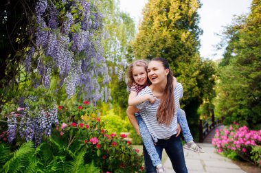Çiçekli Bahçe, küçük bir kız olan kadın.