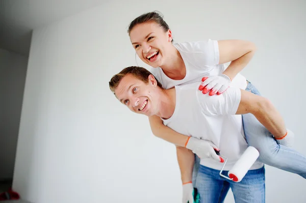 Молодая пара весело делает ремонт в квартире . — стоковое фото