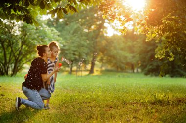 Kızı ile anne sabun kabarcıkları başlatmak.
