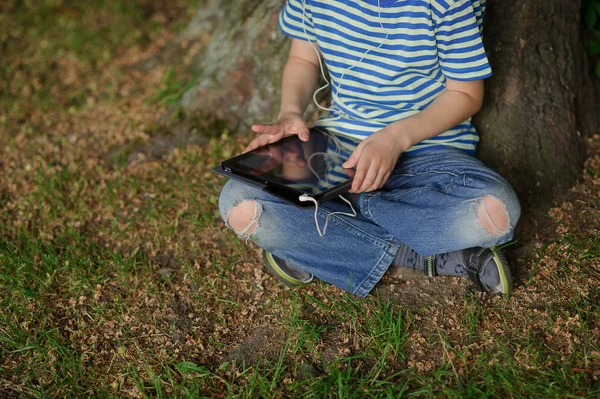 Ребенок держит на коленях табличку . — стоковое фото