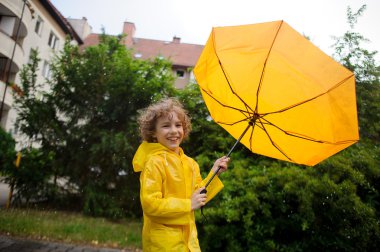 Güçlü kusur çocuğun elinde bir şemsiye kubbe çıktı.