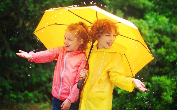 Girl and boy during a rain under one umbrella. — Stock Photo, Image