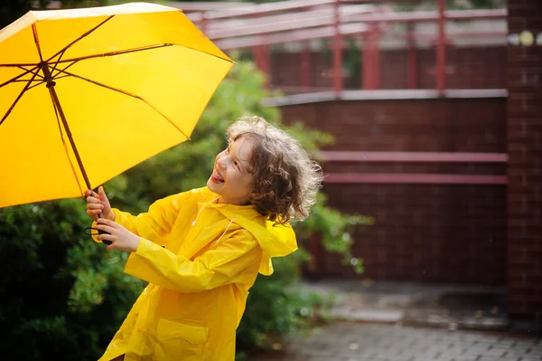 Delikanlı bir kıvırcık sarı saçlar ile 8-9 yıl sarı şemsiye hayran.
