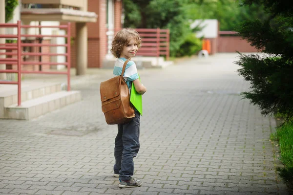 Chappie von 8-9 Jahren ist auf dem Schulhof. — Stockfoto