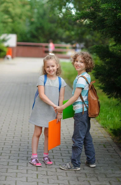 Junge und Mädchen - Schüler der Grundschule. — Stockfoto