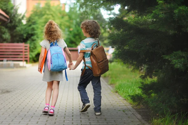 Junge Studenten, Jungen und Mädchen, die zur Schule gehen. — Stockfoto