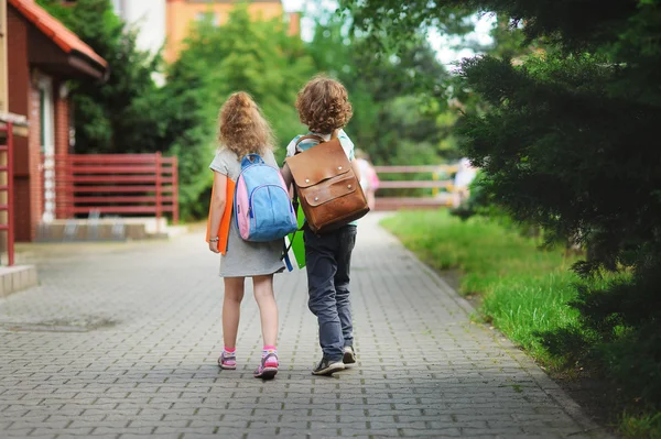 Två unga elever gå i skolan. — Stockfoto