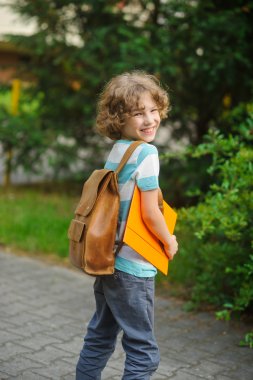Arkadan bir okul sırt çantası ile öğrenci.