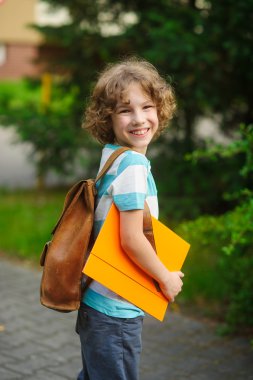 Bir okul bahçesinde neşeli okul öğrencisi.