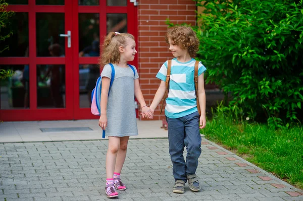 Due alunni di prima elementare in un cortile scolastico . — Foto Stock