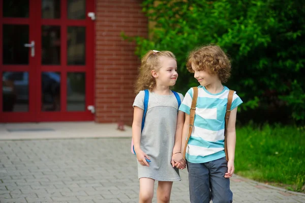 Piccoli compagni di scuola in un cortile . — Foto Stock