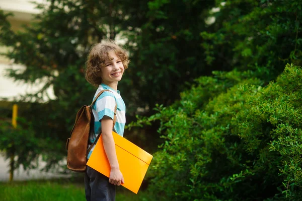 Eleven i grundskolan på en skolgård. — Stockfoto