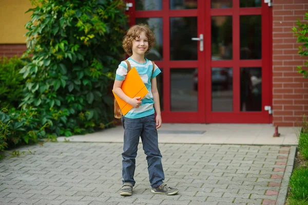 El colegial en un patio de escuela . — Foto de Stock