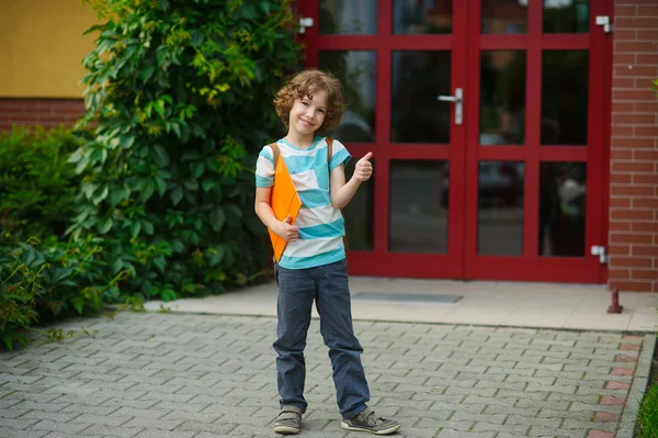 De school student verheugt over de beëindiging van het academiejaar . — Stockfoto