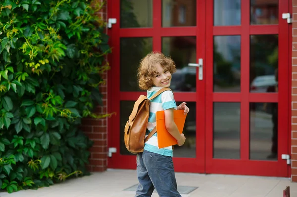 L'allievo gioioso ha guardato indietro vicino alla porta di una scuola . — Foto Stock