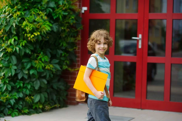 Lo scolaro lieto su un cortile scolastico . — Foto Stock