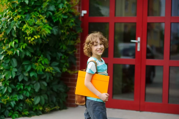 Der kleine Schüler auf dem Schulhof. — Stockfoto