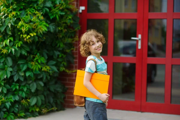 Allegro allievo che viene alla porta della scuola . — Foto Stock