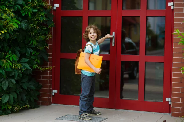 Der Schüler öffnet eine Schultür. — Stockfoto