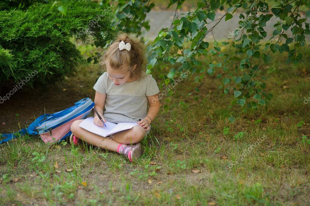 Ребенок пишет. Маленькая девочка мочится. Девочка пописала. Маленькая девочка мочится. Девочка пописала маленькая.