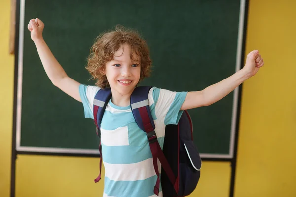 La studentessa riccia dai capelli biondi si alza contro una lavagna . — Foto Stock