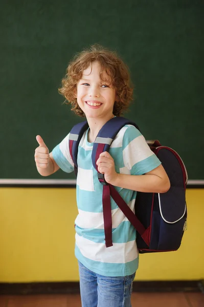 Glada eleven står nära en styrelse i klass. — Stockfoto