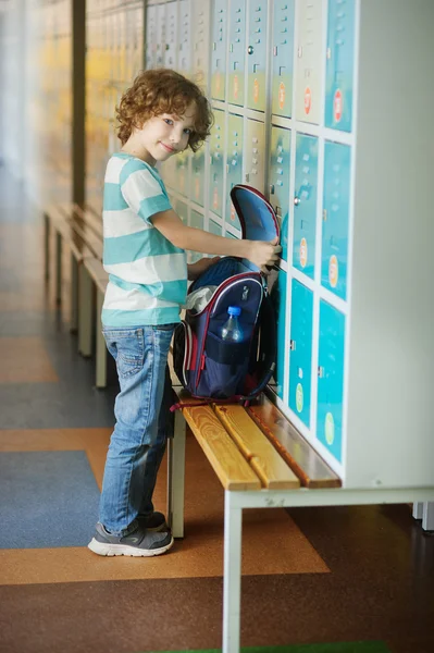 The primary school students standing near lockers in hallway. — Stock Photo, Image