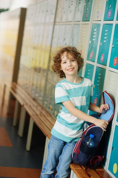 Primary school students standing in the hall near the lockers. — Stock Photo, Image