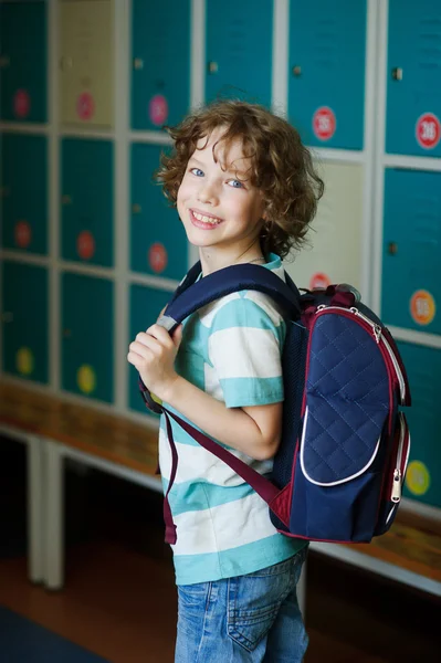 The schoolboy standing near lockers in school hallway. — Stock Photo, Image