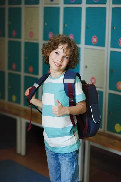 The schoolboy standing near lockers in school hallway. — Stock Photo, Image