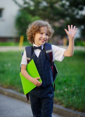 Zarif kıvırcık saçlı ilköğretim okulu öğrenci.