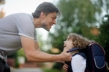Baba oğul-birinci sınıftan okulun dışı görüyor.