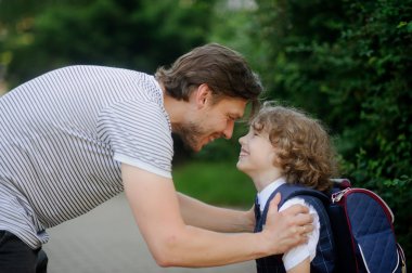 Babası oğlunun Okulu birinci sınıftan yönü görür