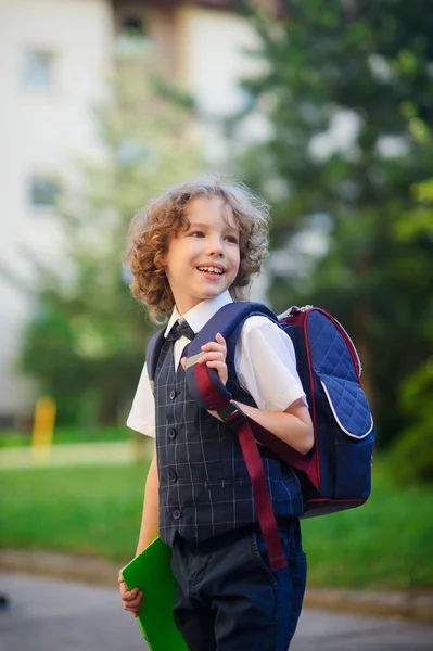 Die Grundschüler stehen auf dem Hof. — Stockfoto