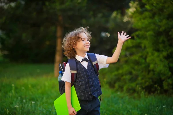 Lockenblonder Erstklässler geht zur Schule. — Stockfoto